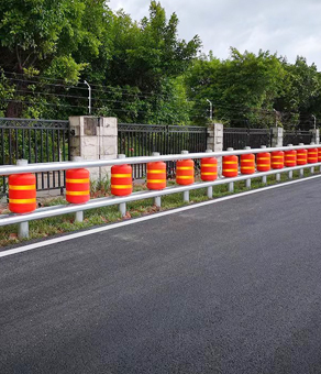 公路旋轉(zhuǎn)式防撞護(hù)欄